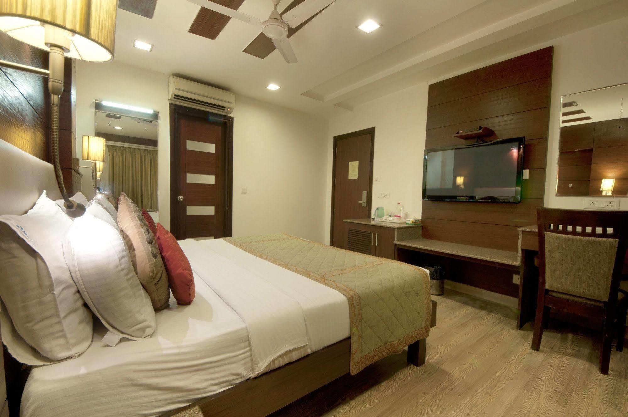 Hotel Amaltas International - Delhi-16 Neu-Delhi Exterior foto